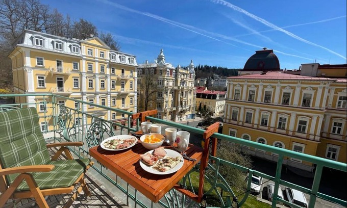 Marianske Lazne Apartment | Pet-Friendly Retreat: Balconies Above Colonnade Apartments