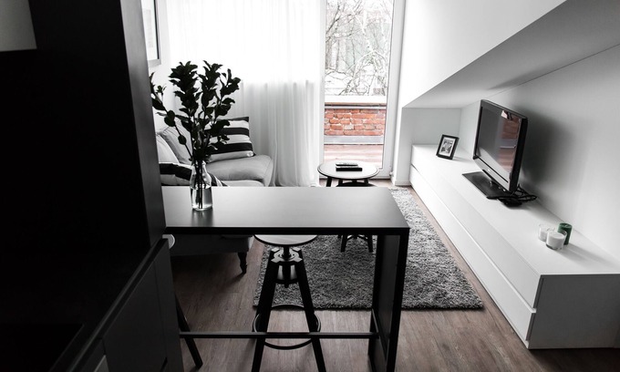 Liberty Avenue Apartment | Exceptional Balcony 1 BD Apartment with Breakfast & Kitchen