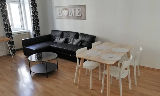 Funfhaus Apartment | Comfortable Arbio I Apartment with Balcony near Schönbrunn