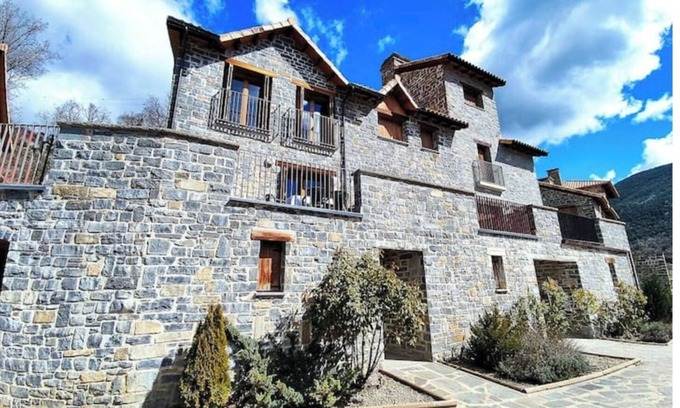 Gavin House | Discover Balcony House: Your Cozy Retreat in the Pyrenees