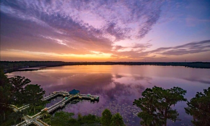 Florida Central Atlantic Coast Apartment | Premier Balcony King Suite with Lake & Pool Views