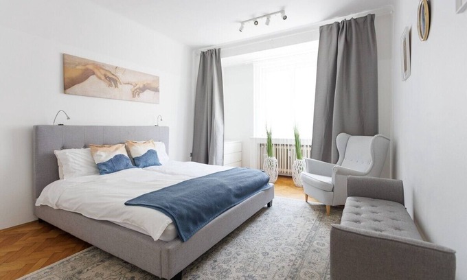 Wieden Apartment | Balcony-Oasis in City Center: Family-Friendly Amenities