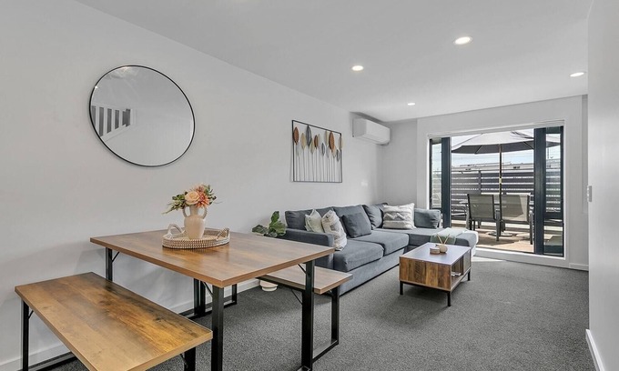 Parnell House | Modern 3BR Parnell Townhouse with Balcony & Parking Access