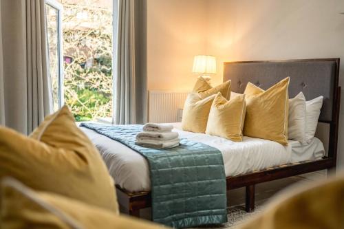 Brondesbury Apartment | Balcony Studio for 4 by Hampstead & Kilburn station