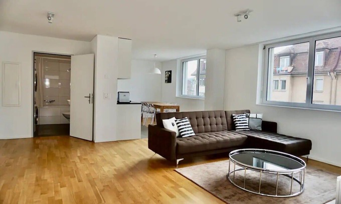 Oerlikon Apartment | Relax in the Balcony Suite: Family-Friendly City Retreat
