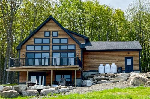 Rangeley Plantation House | Cozy Bald Mountain View Cabin: Pet & Child Friendly Retreat