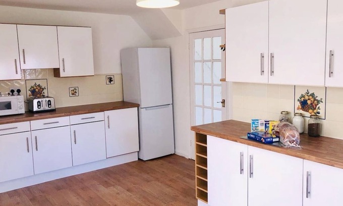 Balderton House | Balderton Lodge: Family-Friendly Retreat with Breakfast & Kitchen