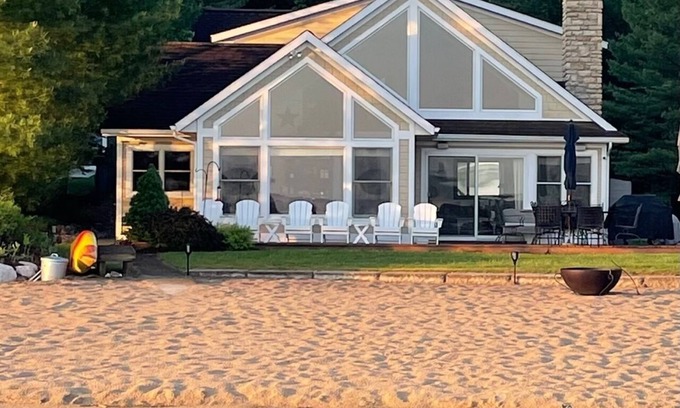 Baldwin House | Beachfront Haven: 3 Bedroom Retreat with Pool & Ocean Views