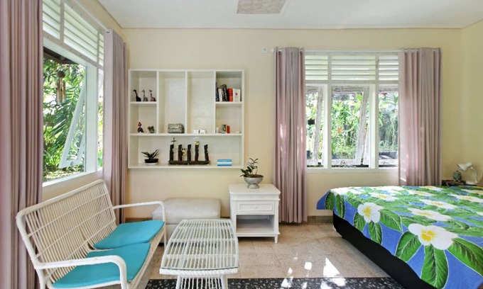 Denpasar House | Family-Friendly Bale Dangin Bungalow with Breakfast Included