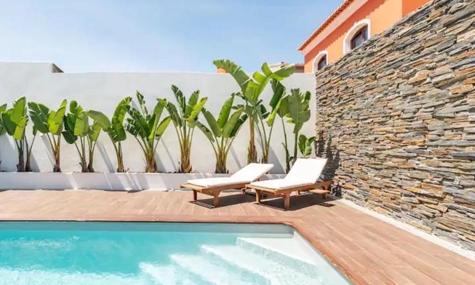 Ferrel House | Beachfront Baleal Surf Ranch with Pool & Breakfast Included