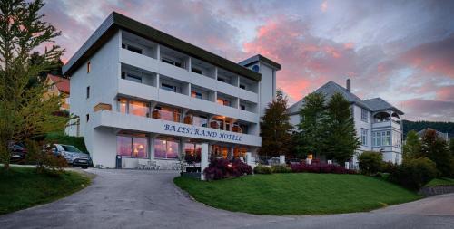 Balestrand Hotel | Discover Balestrand Hotel: Ocean View & Private Beach Retreat