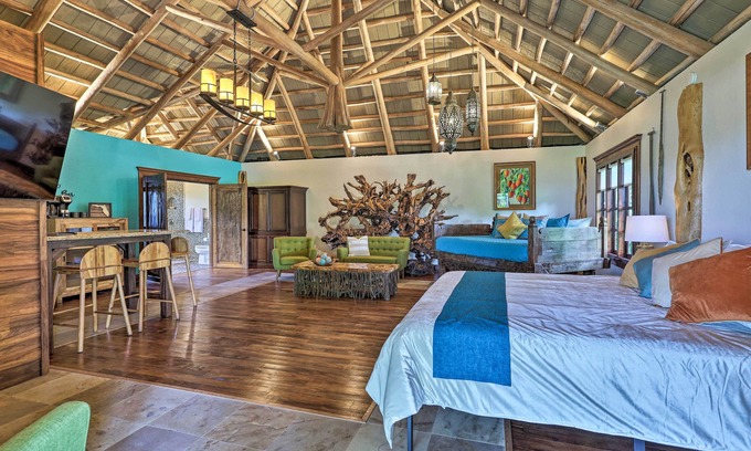 Tropic Apartment | Relaxing Bali House: Oceanfront Oasis with Spa Amenities