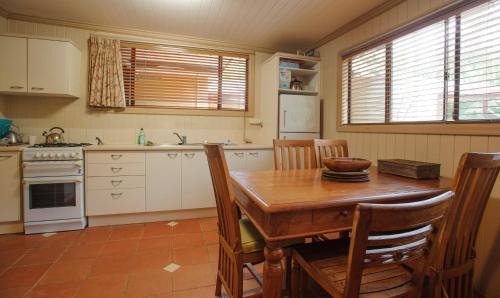 Brisbane Waterfront House | Child-Friendly Getaway at Bali Hut: Explore Paradise Today!