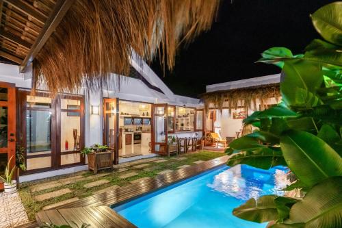 Boac Villa | Bali-Inspired Villa with Private Pool ,Sleeps 10