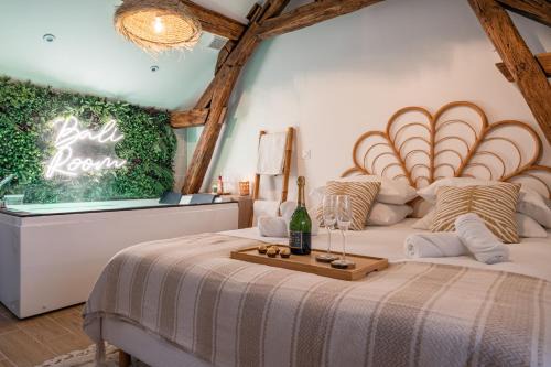 Montgeron Apartment | Experience Bali Room: Refreshing Studio with Hot Tub Escape