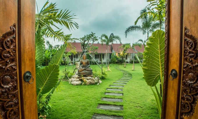 Mushroom Bay Cottage | Relax in a Teak Cottage with Pool on Lembongan Island