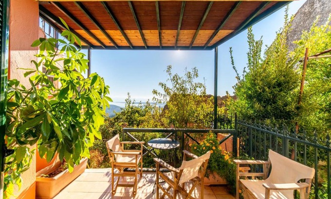 Chlomos House | Balis Panorama: Pet-Friendly 4-Star Escape with Great Reviews