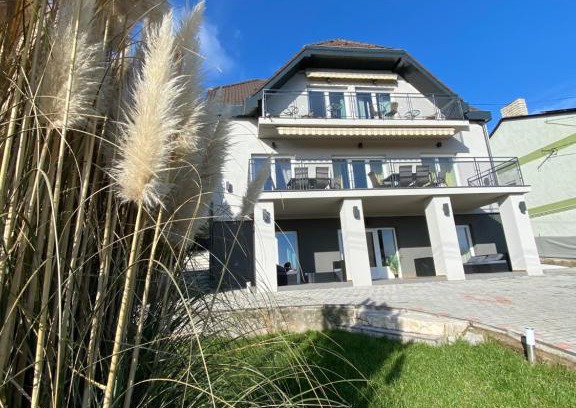 Balatonfured Bed & Breakfast | Experience Balkon Apartmanház: Pet-Friendly Ocean Views