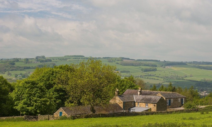 Bakewell House | Experience Ball Cross Farmhouse: Family-Friendly Retreat in Peak District