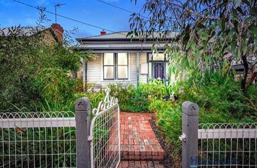 Golden Point House | Pet-Friendly Grant Street Cottage with Coastal Vibe