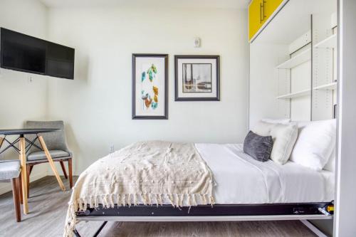 Old Ballard Apartment | Unique Ballard Studio with Rooftop BBQ Near Dining