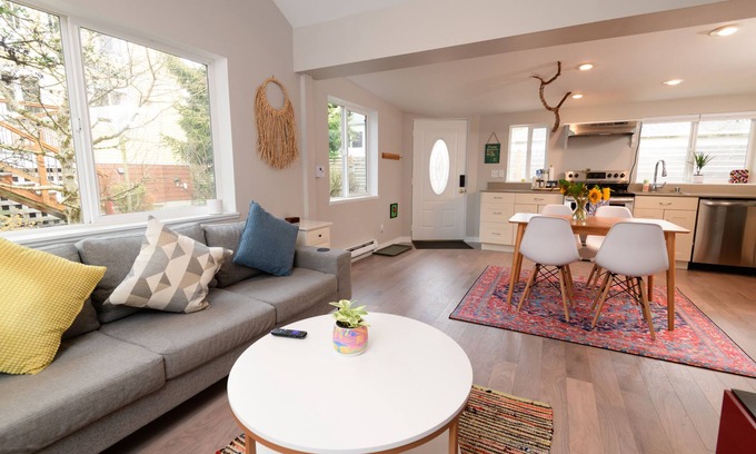 Loyal Heights Cottage | Unforgettable Stay at Ballard - Sunset Hill Guest House