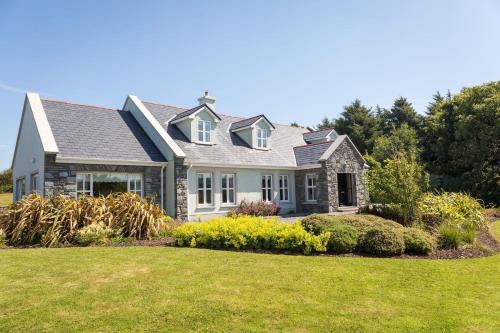 Moyard House | Pet-Friendly Ballinakill Lodge with High Guest Ratings