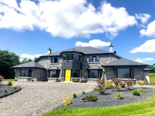 Shanballymore House | Family-Friendly Ballyhourode House with Kitchen Amenities