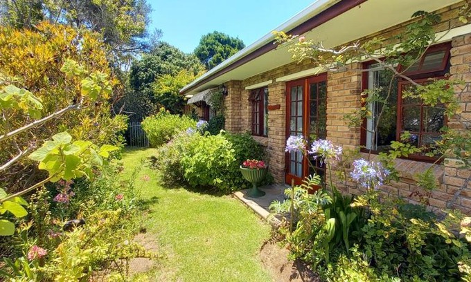 Constantia Apartment | Cozy Ballykeep Cottage: Child-Friendly & Guest Rated 9.5