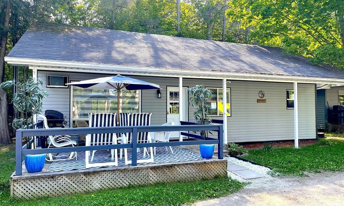 Washago Cottage | Pet-Friendly Balmoral Cottage with Pool & Family Amenities