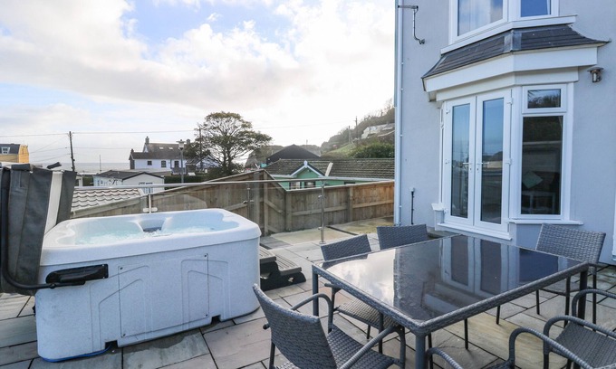 Pendine House | Discover BALMORAL: Family-Friendly Cottage with Ocean View