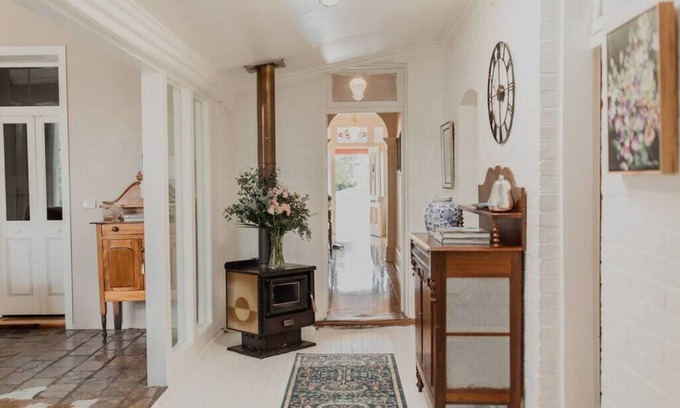 Inverell House | Historic Balmoral: Family-Friendly Stay in Inverell's Heart