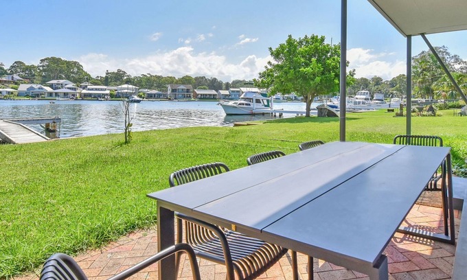 Balmoral House | Idyllic Getaway at Balmoral Lake Macquarie with Breakfast