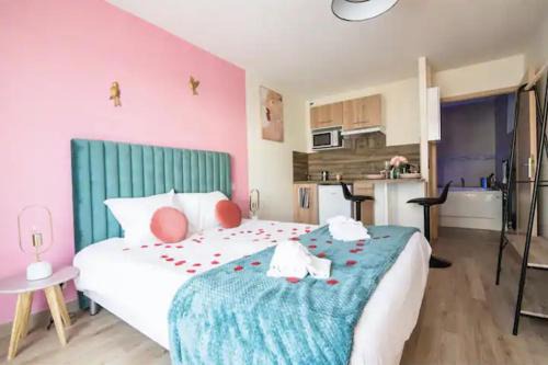 Illkirch-Graffenstaden Apartment | Relaxing Retreat: Balnéo & Confort with Hot Tub Access