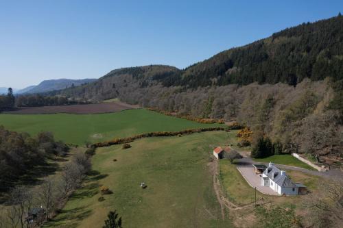 South Galson House | Welcoming Balnacraig Farmhouse: Perfect for Families and Pets