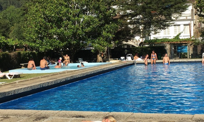 Caldas de Reis Hotel | Discover Balneario Acuña: Poolside Relaxation Awaits