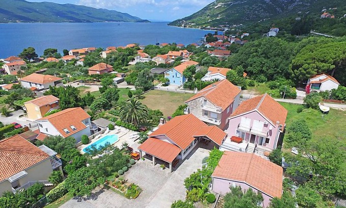 Cove Tri Zala (Zrnovo) Apartment | Relax at Balota - Moreška: Oceanfront Retreat with Pool