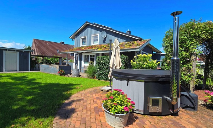 Blekendorf House | Baltic Sea vacation home Lille Hus 220sqm living space and 1,100sqm garden with hot tub