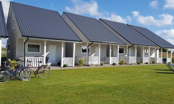 Rewal Cottage | Welcoming Baltic Stone: Family-Friendly Stay with Breakfast