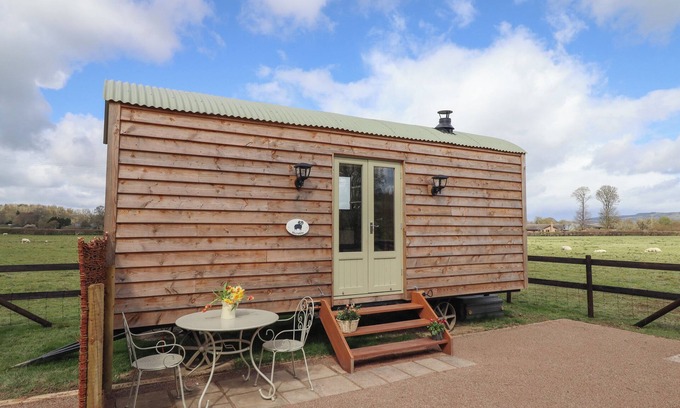 Garthmyl Cottage | Romantic Getaway at Balwen Shepherd's Hut with Spa & Hot Tub