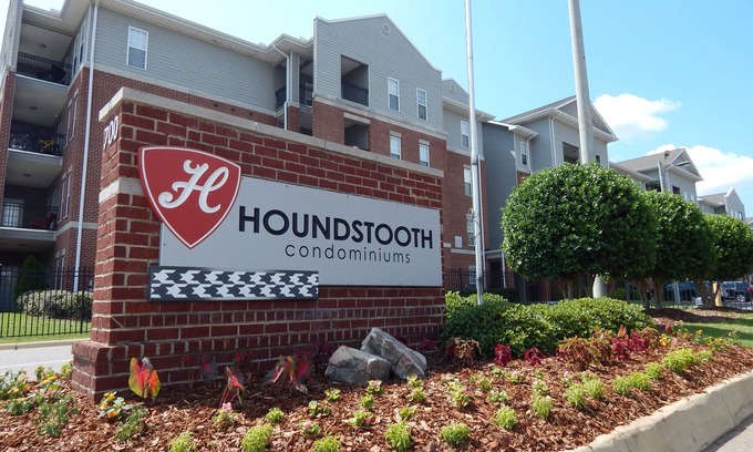 Tuscaloosa Condo | Stylish Bama Condo Steps from Campus with Pool & Spa