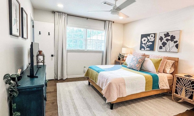 Forest Lake House | Conveniently Located Hotel Near Campus with Spa & Breakfast