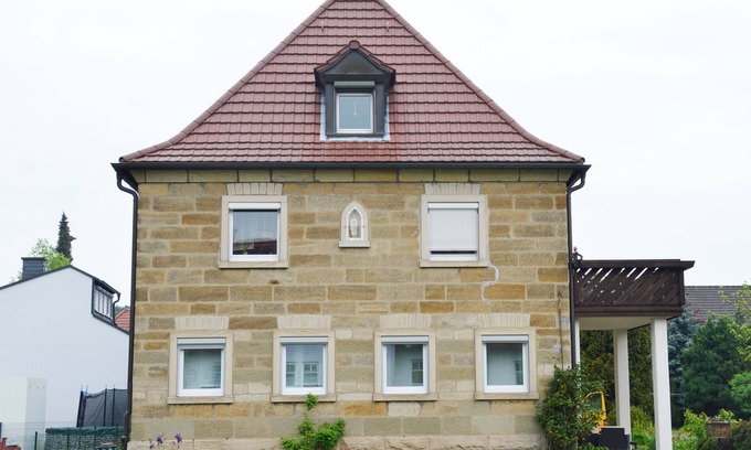 Oberhaid Apartment | Beautiful Bamberg Sandstone House with Pool & Breakfast