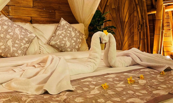 Sidemen Villa | EcoBreeze Bamboo House: Rated 10/10 with Hot Tub Access