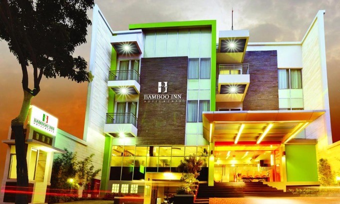 Palmerah Hotel | Budget-Friendly Bamboo Inn Hotel & Cafe with Breakfast Included