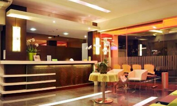 Palmerah Hotel | Cozy Bamboo Inn Hotel & Cafe: Ideal for Families and Relaxation