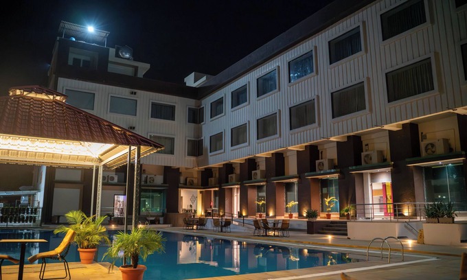 Pushkar Hotel | Explore Bamboo Saa Mulberry Resort: Family-Friendly Retreat