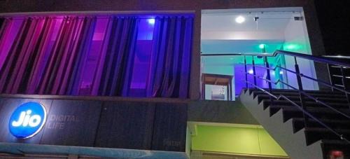 Purulia Hotel | Discover Bamni Tourist Lodge: Pet-Friendly with Hot Tub