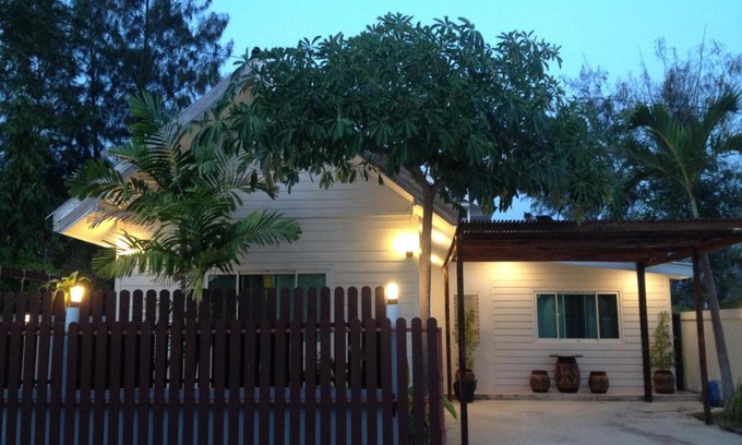 Hat Chao Samran House | Discover Ban Pak Pon with Pool, Breakfast & Kitchen Access