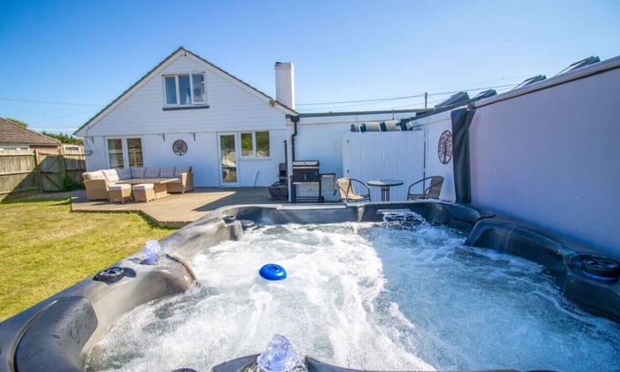 Camber Cottage | Relaxing Bancroft with Hot Tub & Spa at Camber Sands